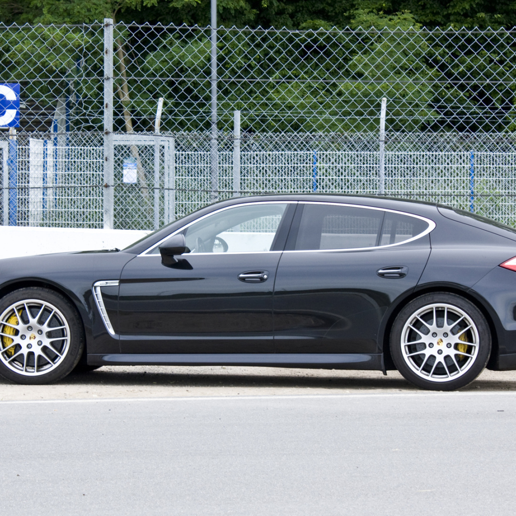 Черный Porsche Panamera