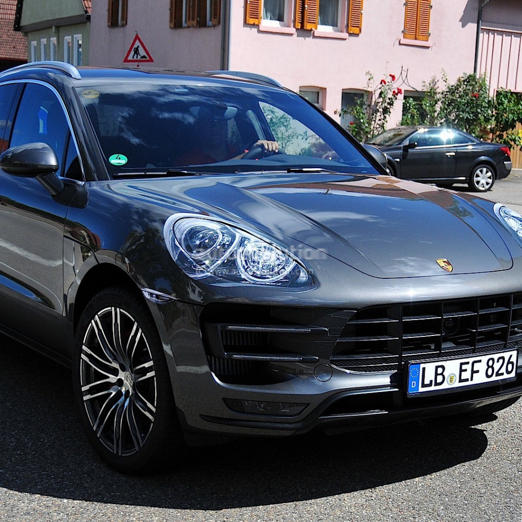 Городской пейзаж с Porsche Macan