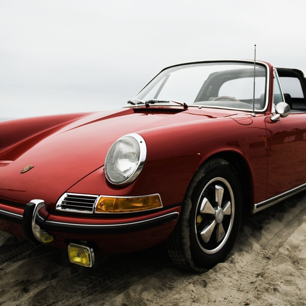 Старый Порш на пляже