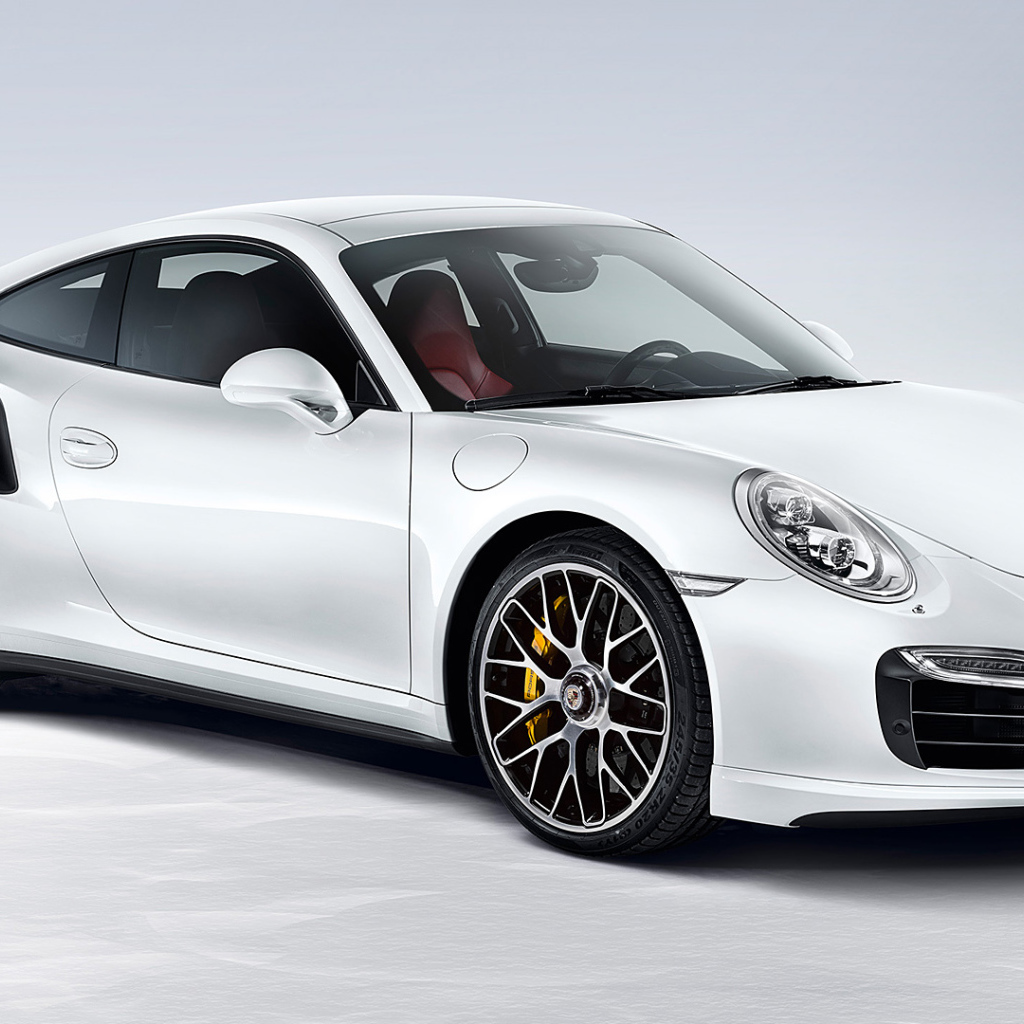 Автомобиль Porsche 911 Turbo 2014 на дороге
