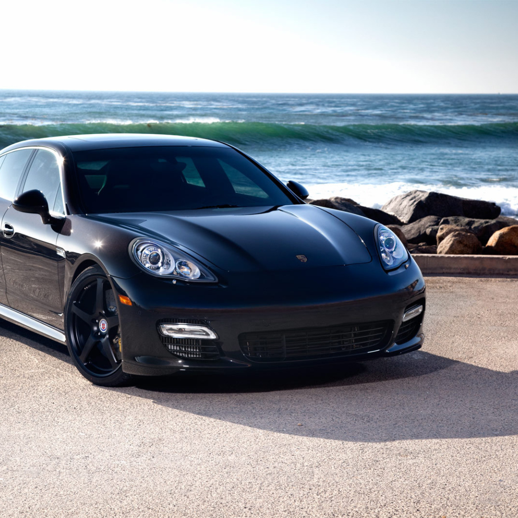 Porsche Panamera на фоне моря