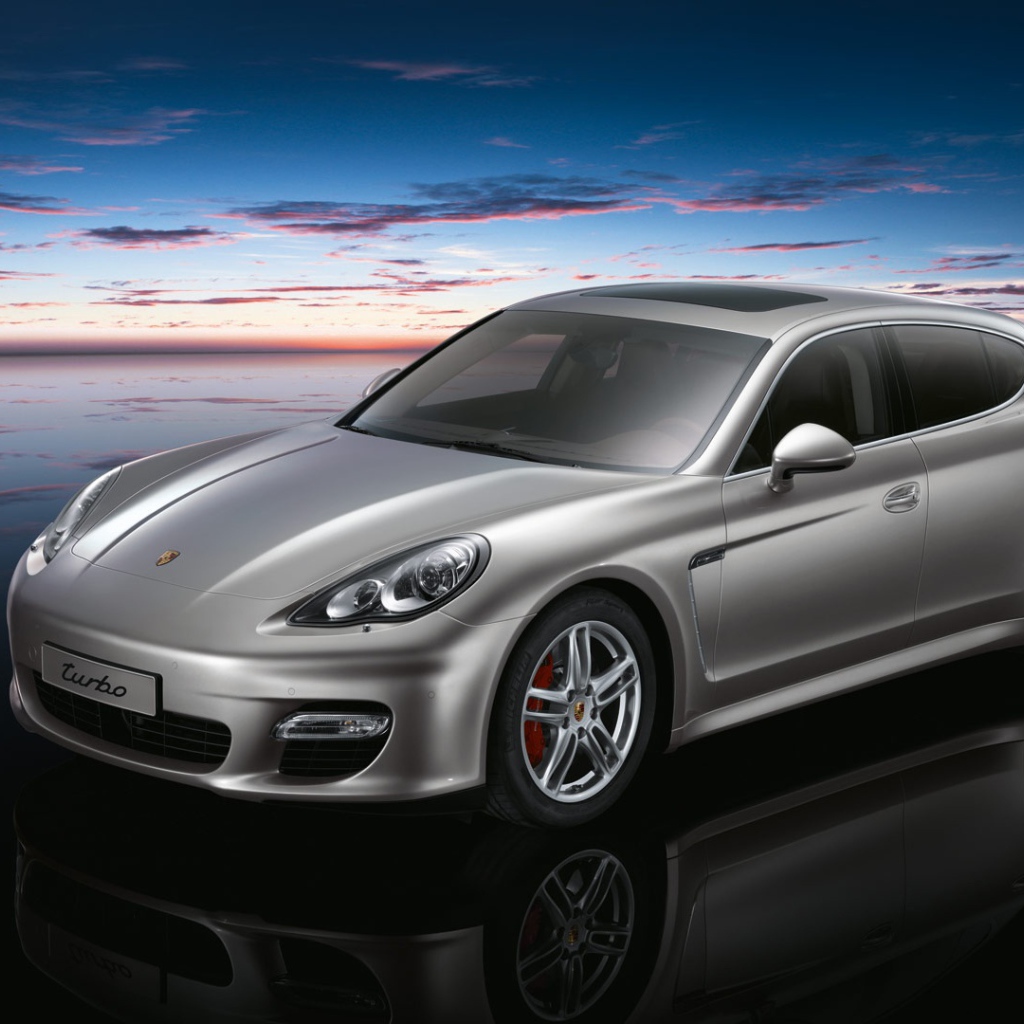 Серебристый Porsche panamera turbo