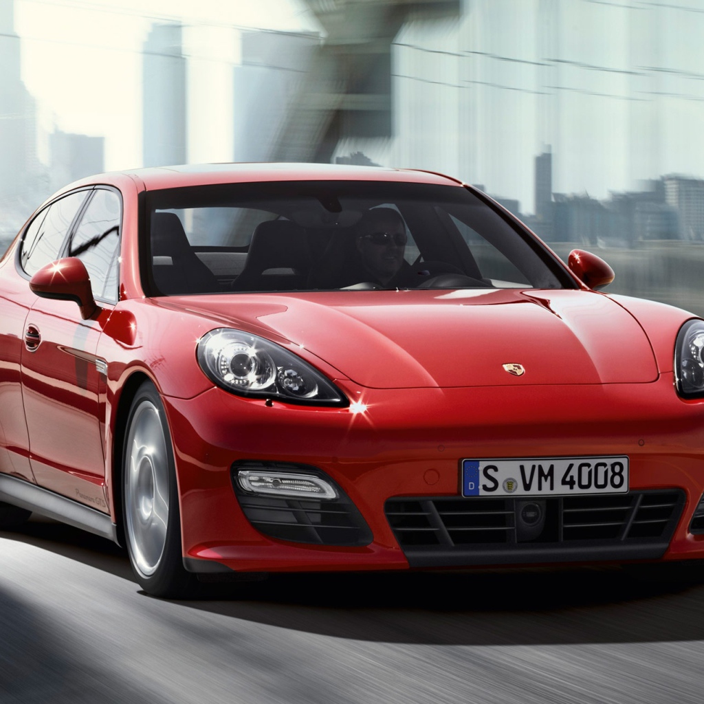 Красный Porsche Panamera