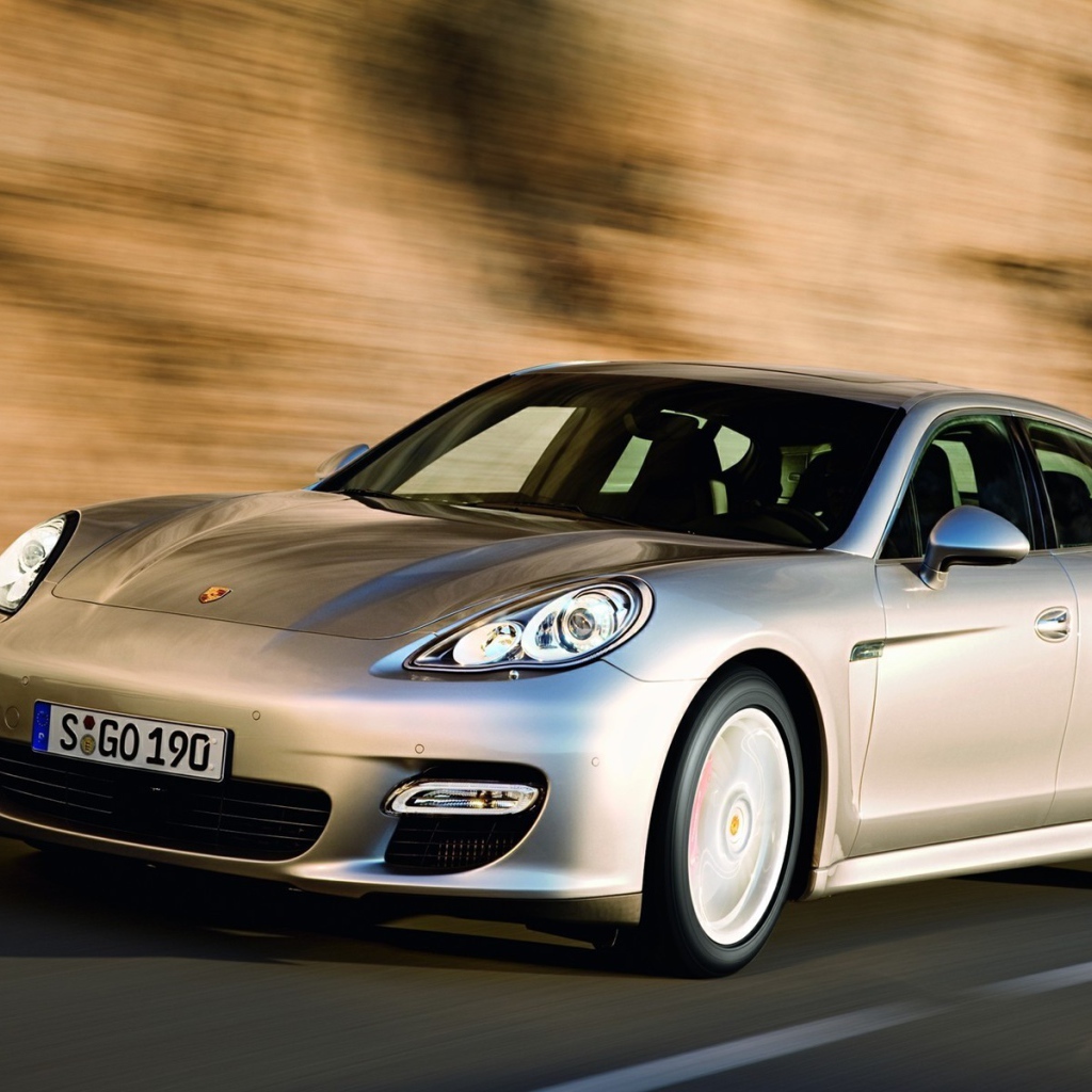 Серебристый Порш на дороге