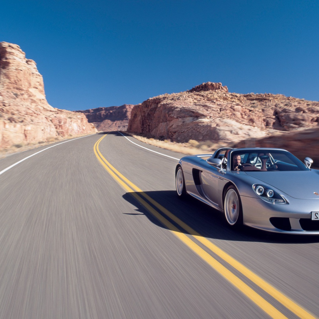 Серебристый Порш в действии