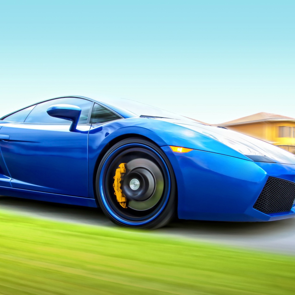 Синий спортивный автомобиль
