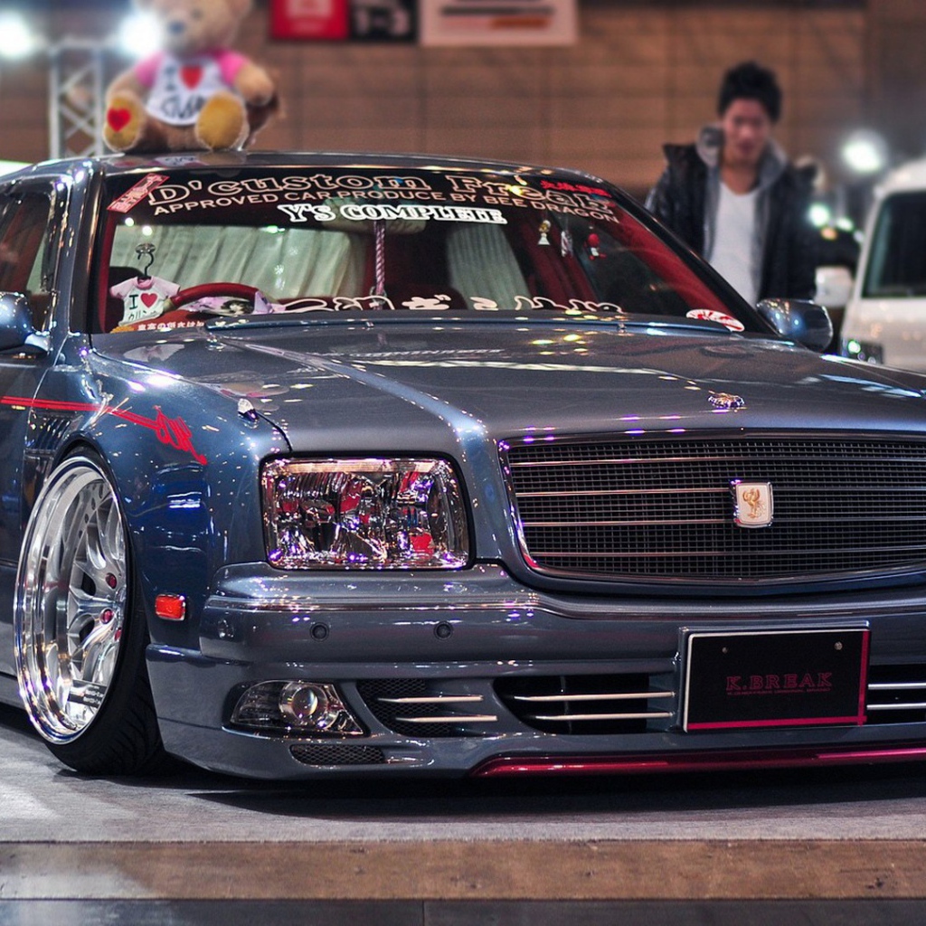 Автомобиль с мишкой на крыше