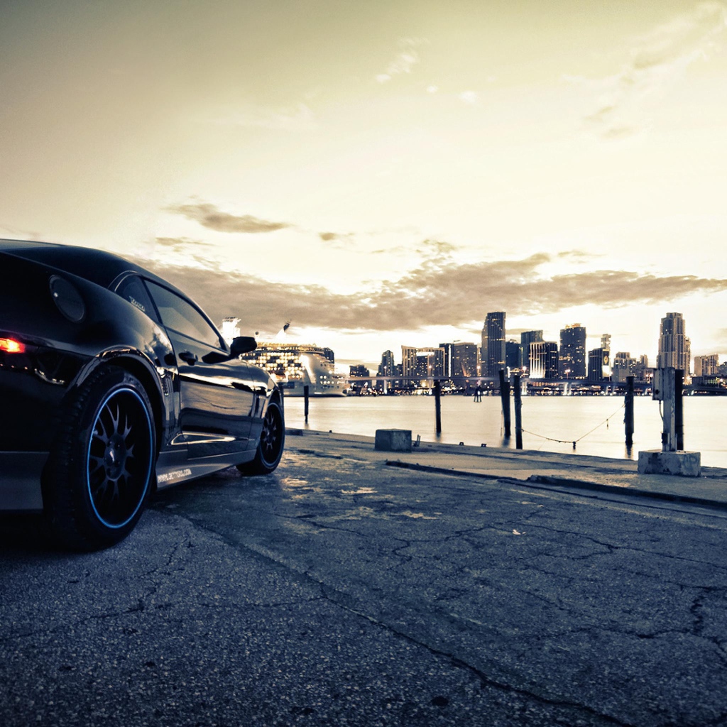 Спортивный автомобиль на фоне города