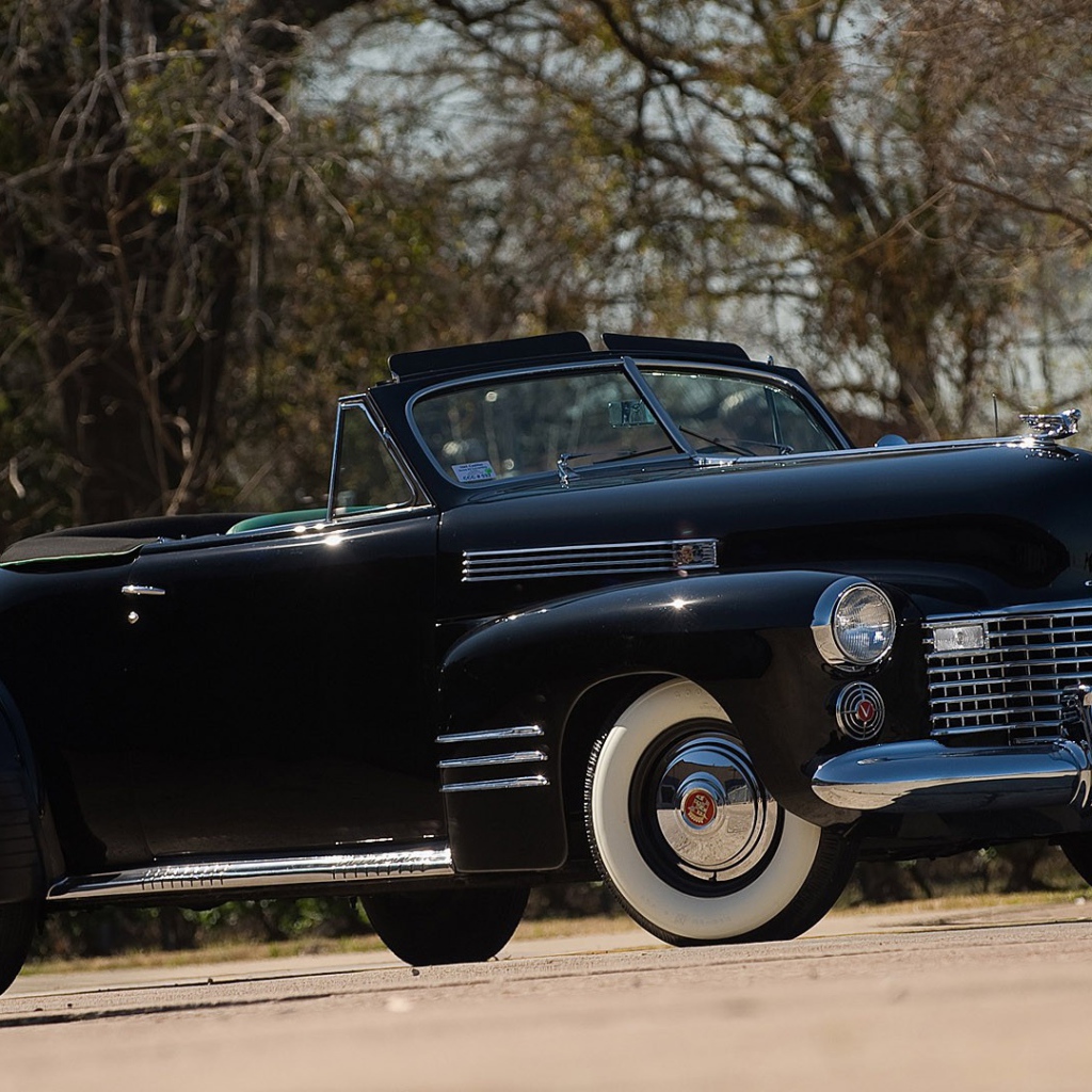 Старинный черный кабриолет