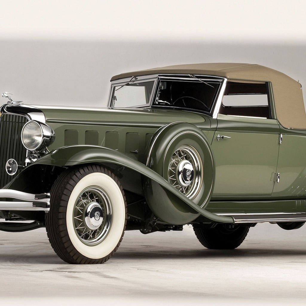 Старинный классический автомобиль