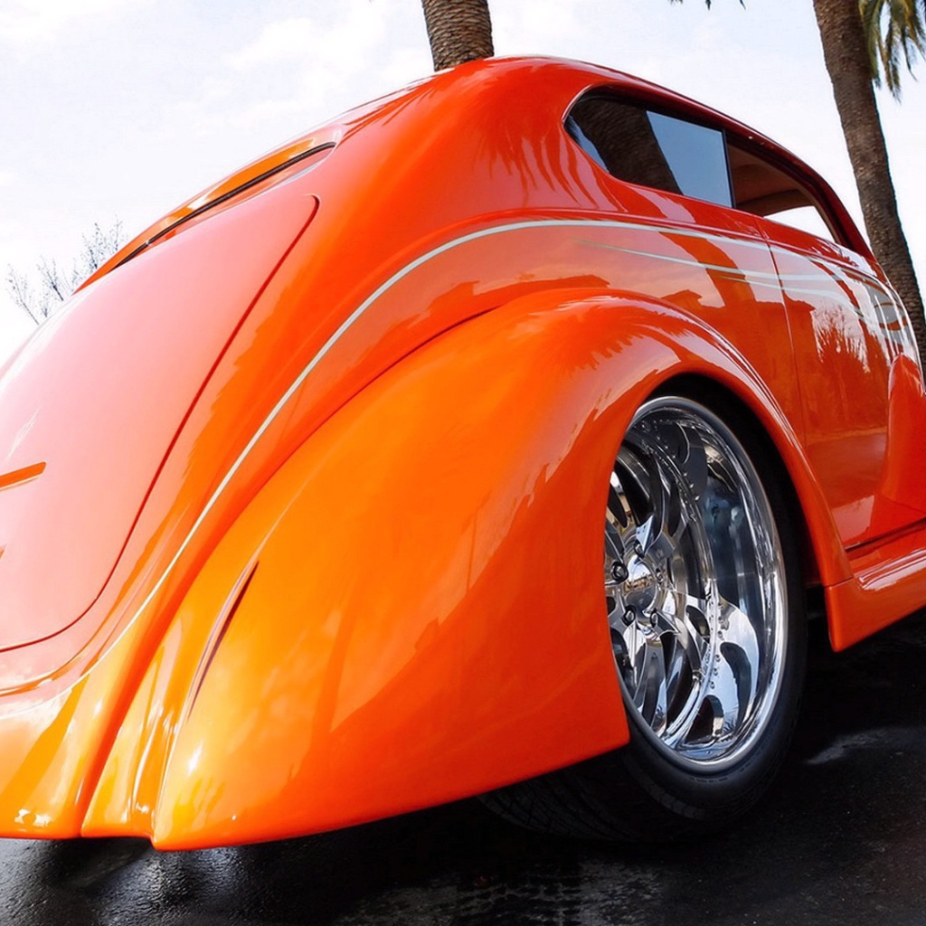 Старинный оранжевый автомобиль