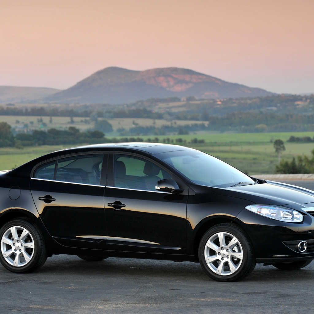 Красивый автомобиль Renault Fluence