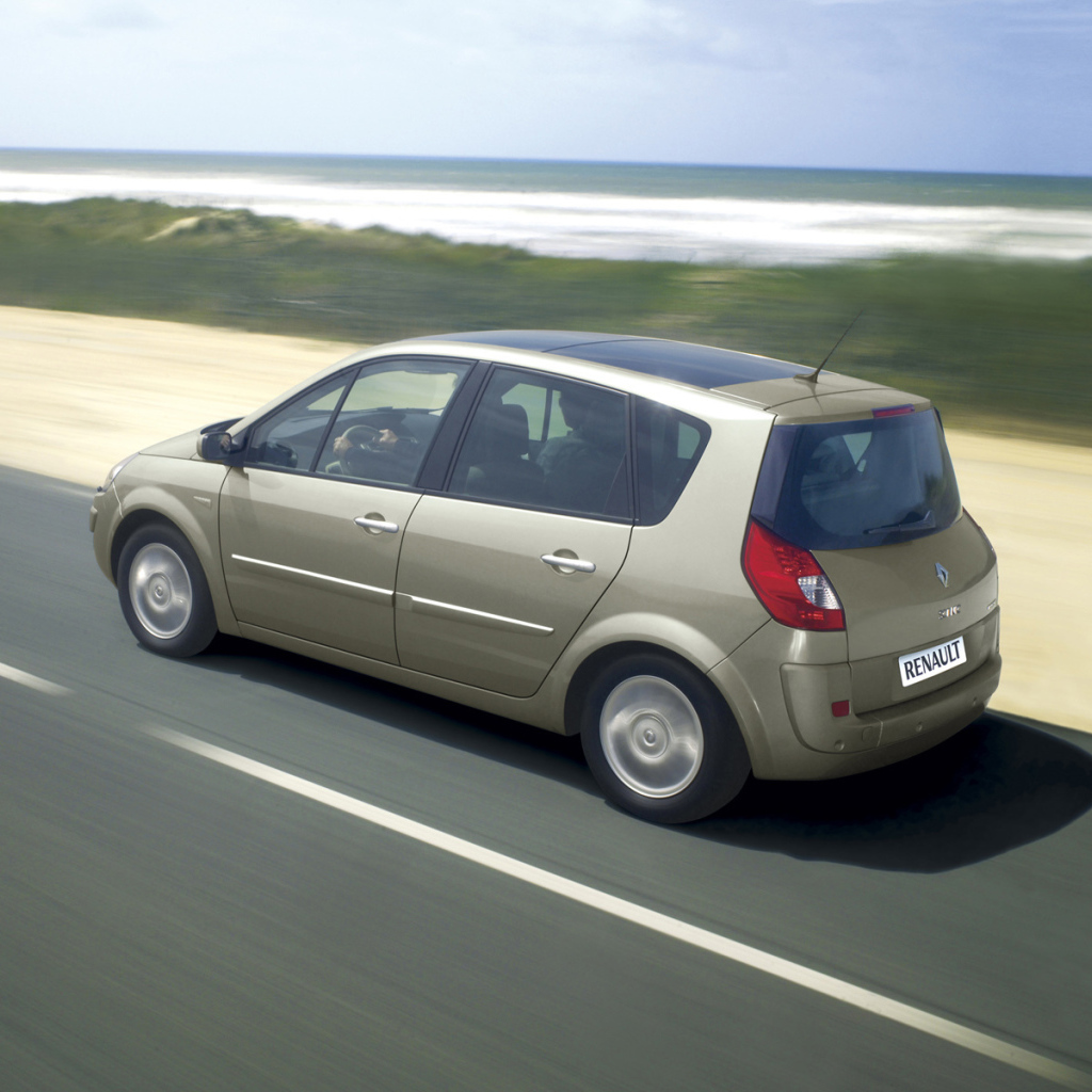 Красивый автомобиль Renault Scenic в Москве