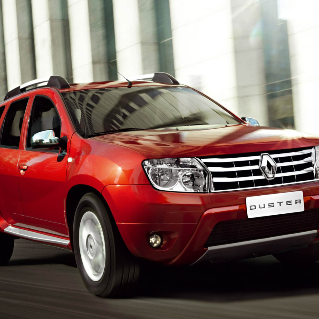 Автомобиль Renault Duster на дороге