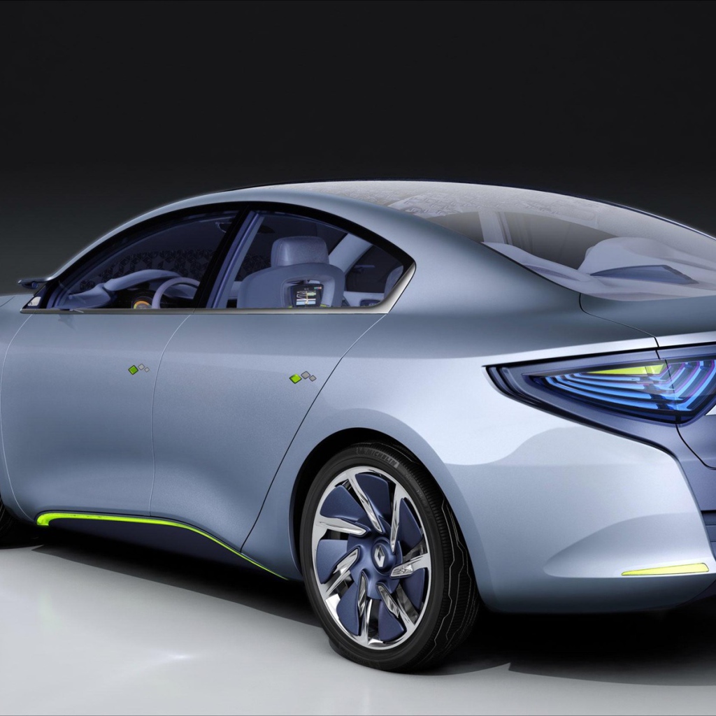 Автомобиль Ренаульт Fluence на дороге