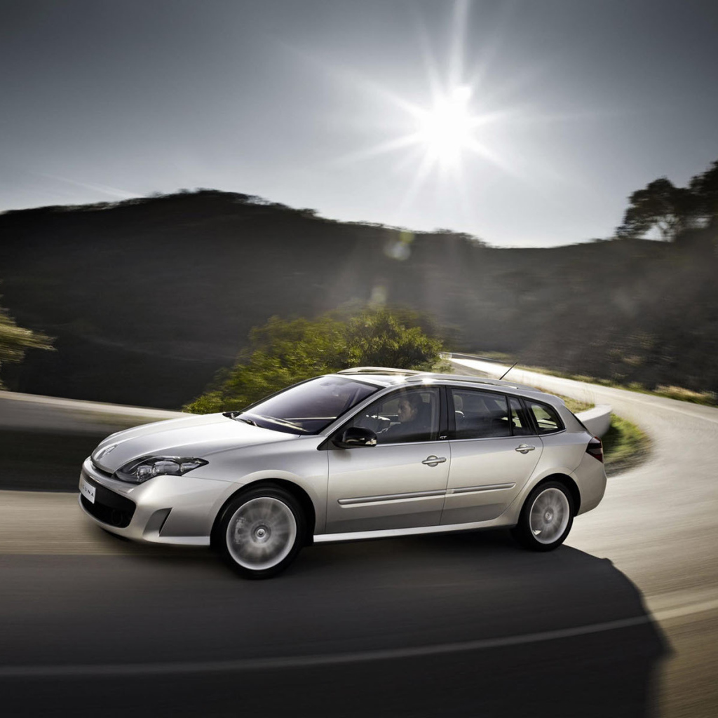 Автомобиль Ренаульт Laguna на дороге