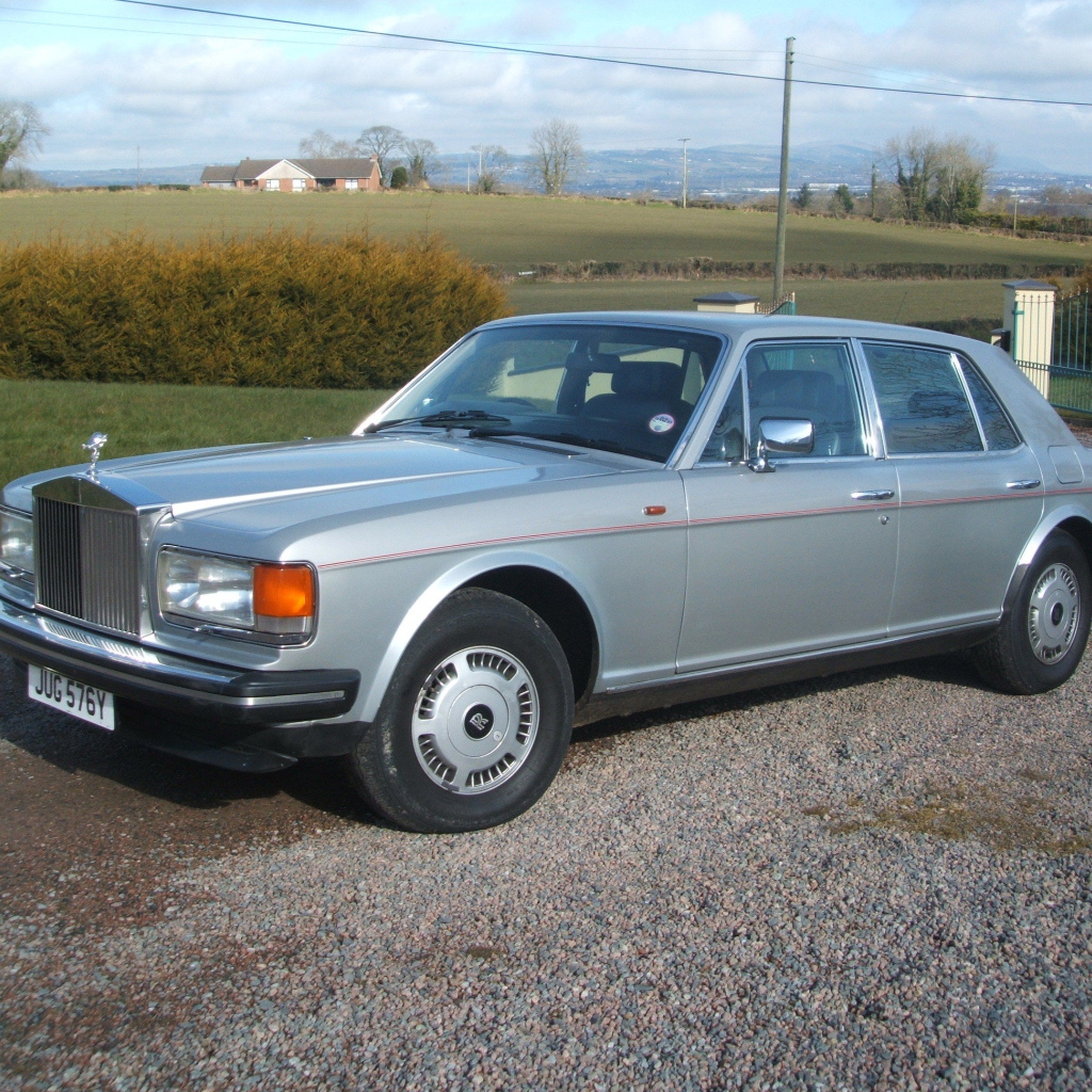Красивый автомобиль Rolls Royce Silver Spirit