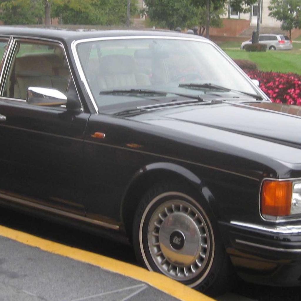 Красивый автомобиль Rolls Royce Silver Spirit в Москве