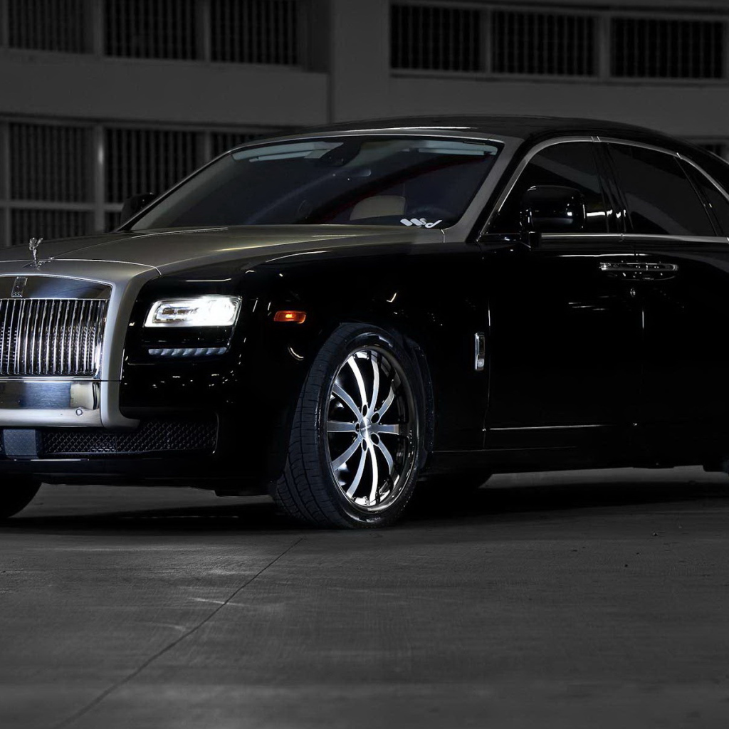 Автомобиль Rolls Royce Ghost на дороге