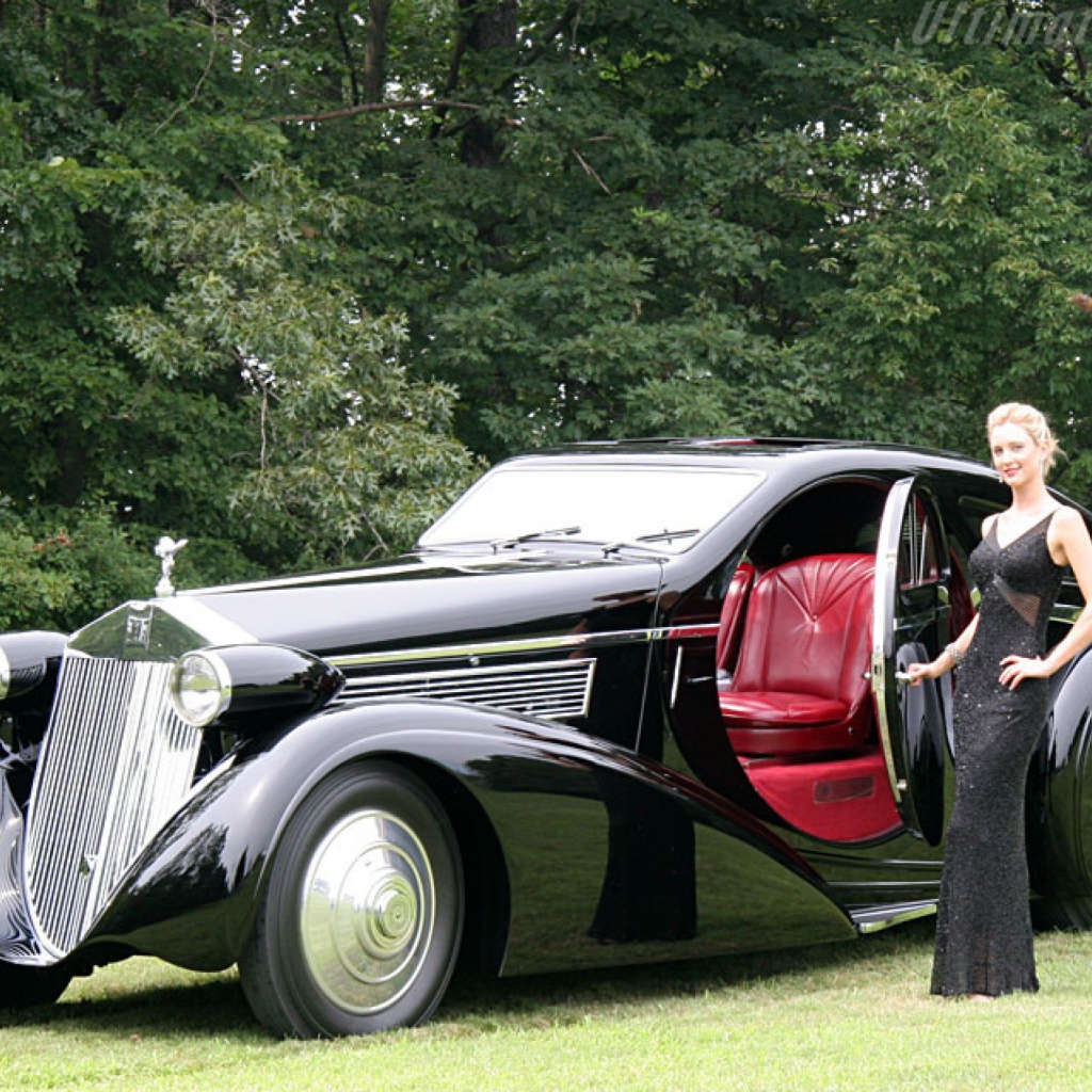 Девушка у Роллс Ройса