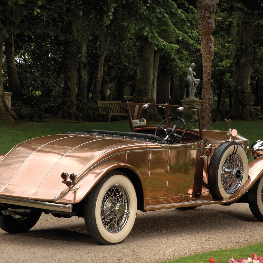 Старинный Ролс Ройс в парке