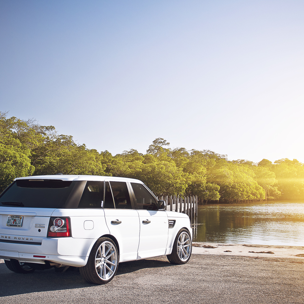 Лэнд Ровер около водоема