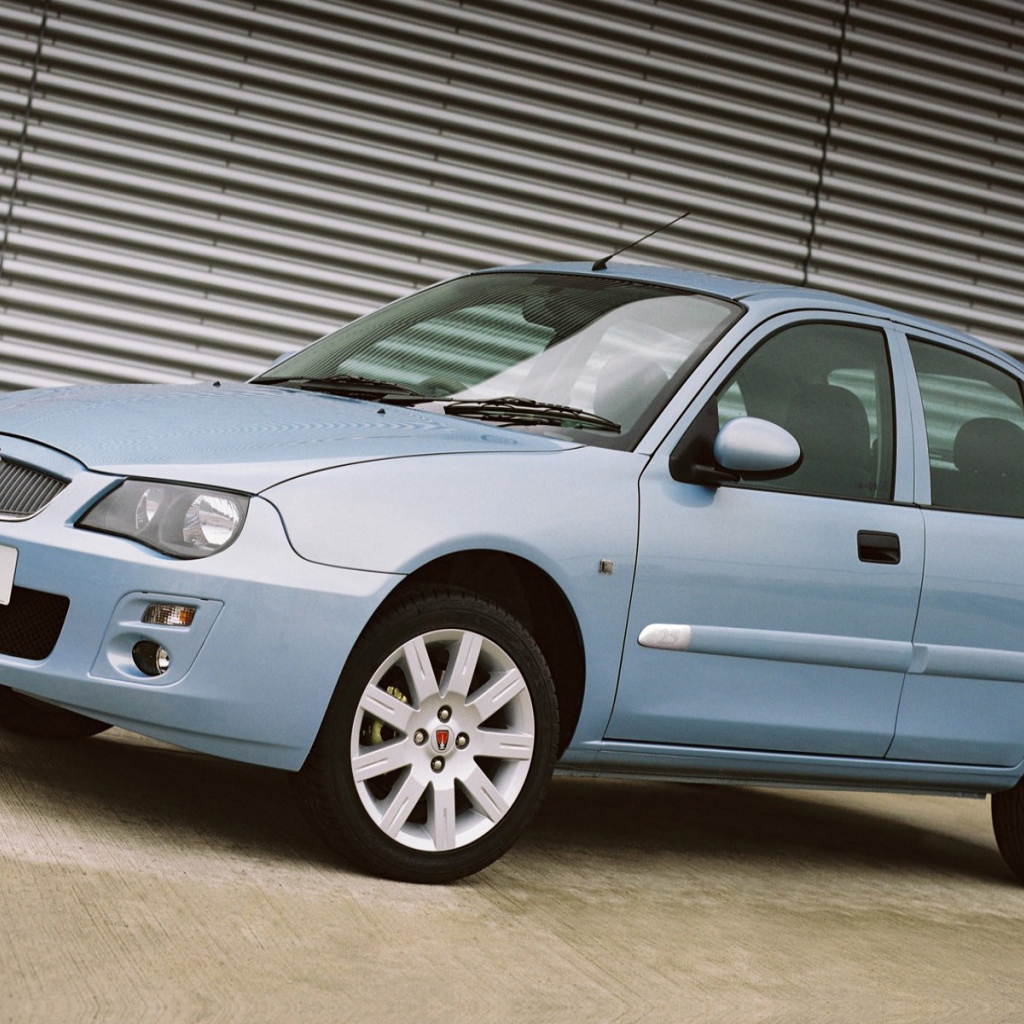 Автомобиль Rover Streetwise на дороге