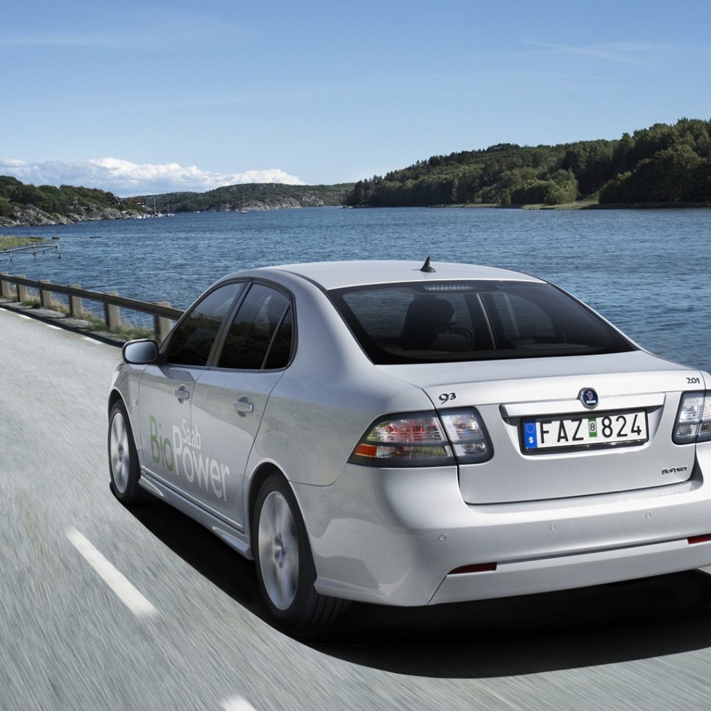 Автомобиль Saab 9-3 на дороге