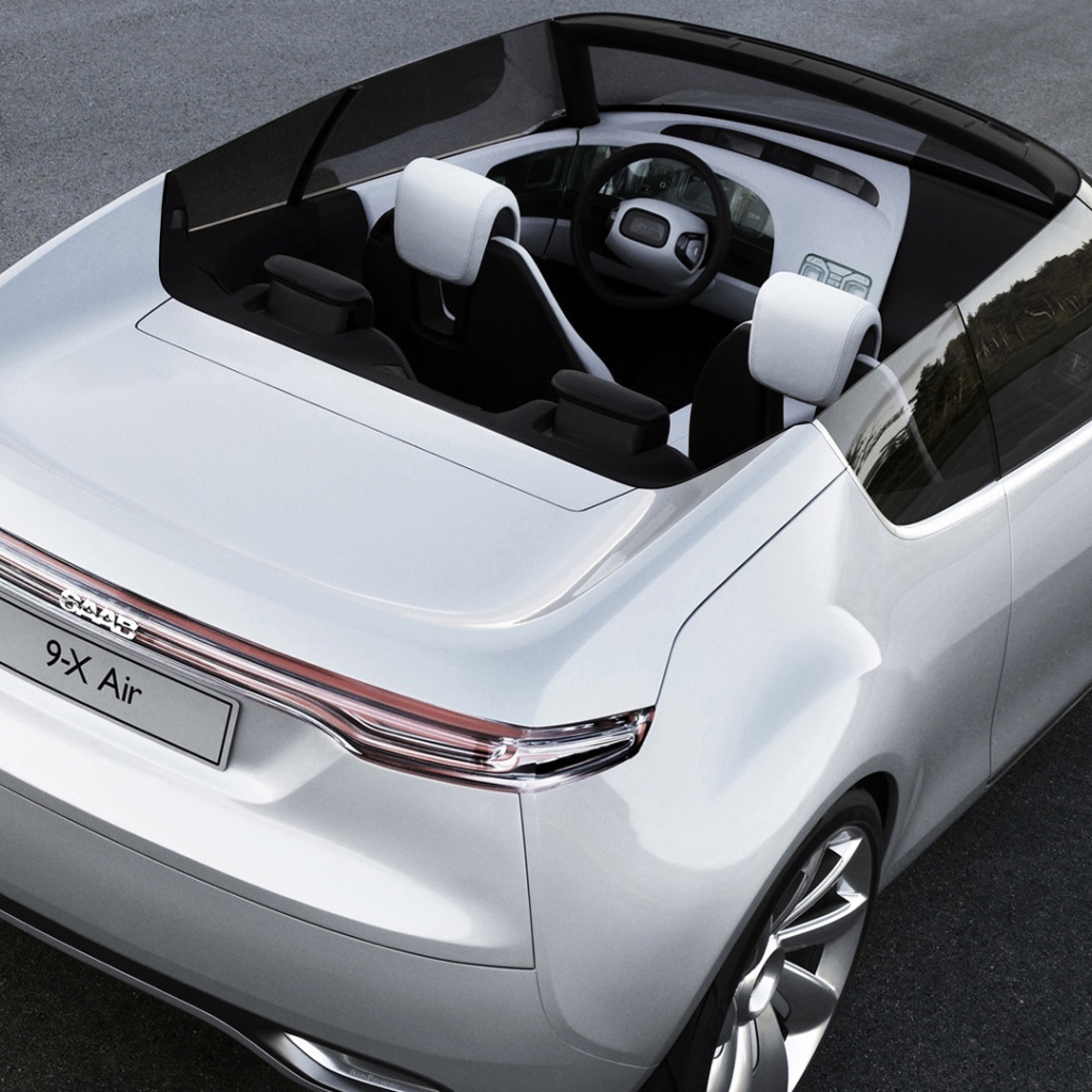 Автомобиль Saab 9000 на дороге