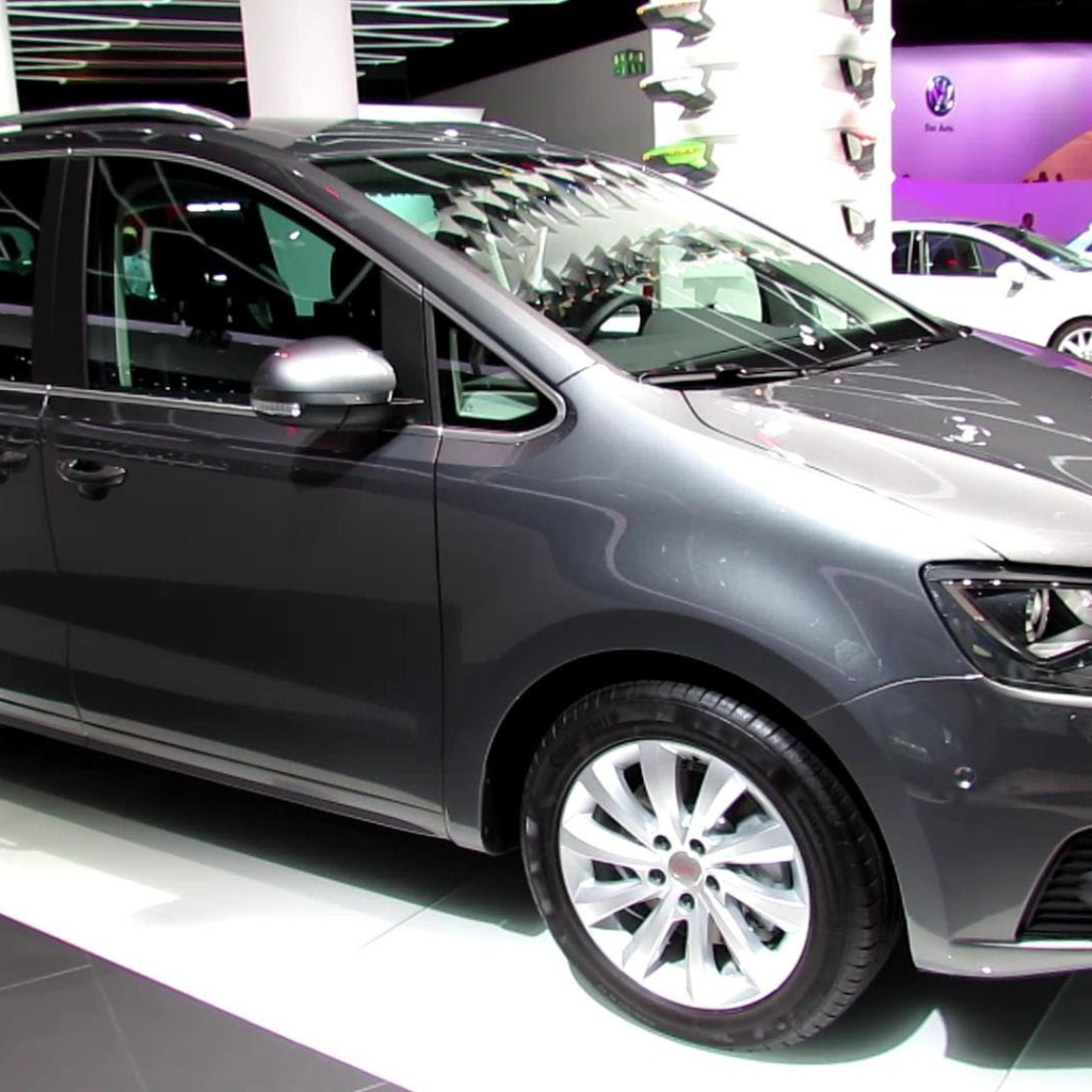 Красивый автомобиль Seat Alhambra в Москве