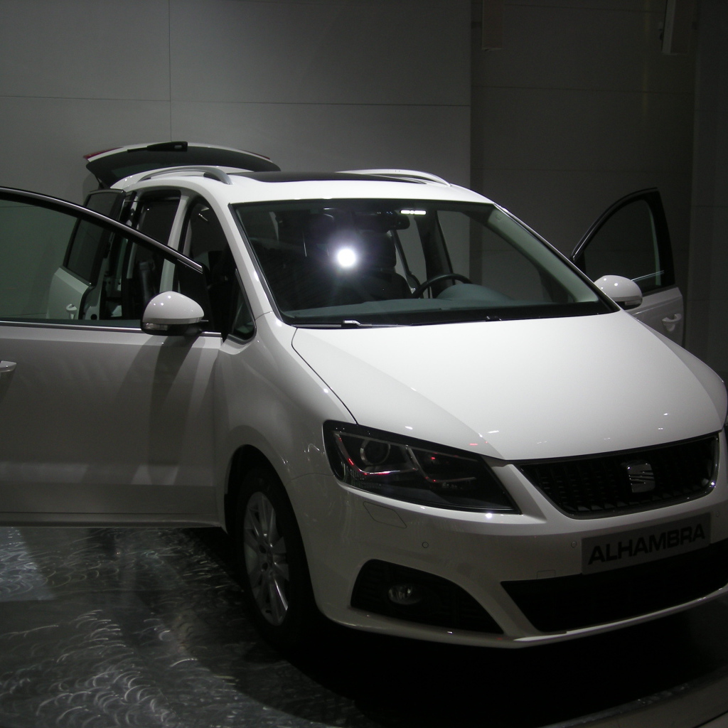 Красивый автомобиль Seat Alhambra