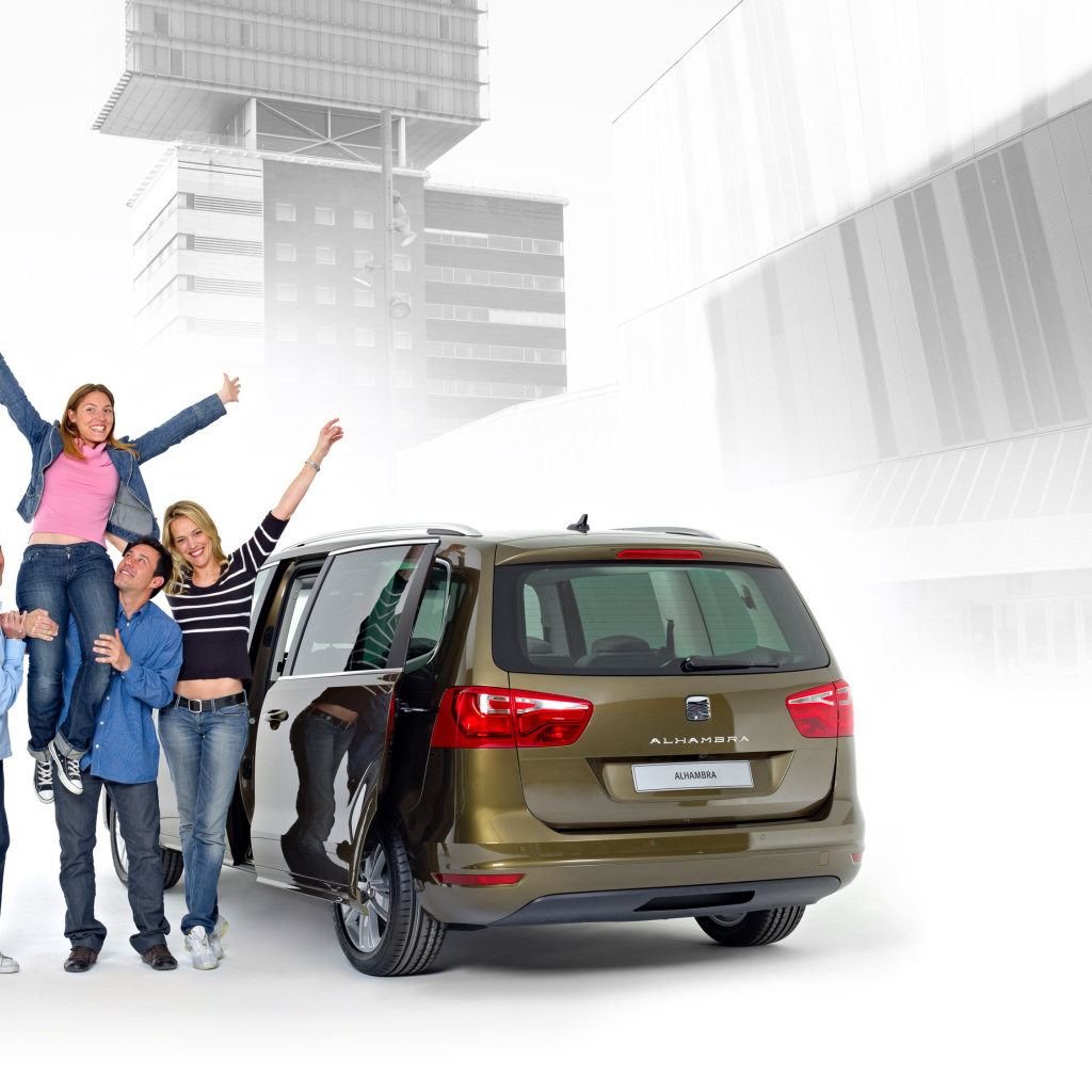 Автомобиль Seat Alhambra на дороге