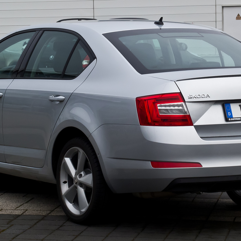 Автомобиль Skoda Octavia 2013 на дороге