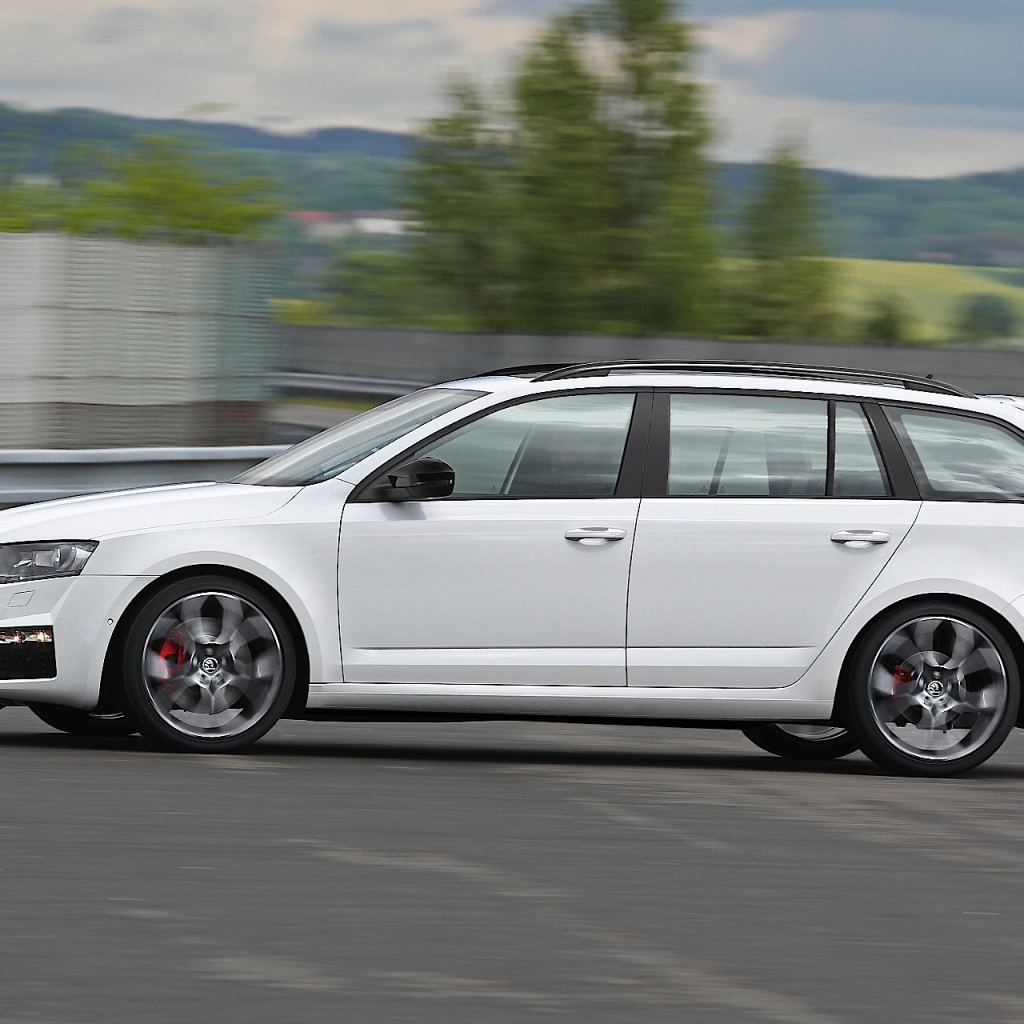 Красивый автомобиль Skoda Octavia 2013