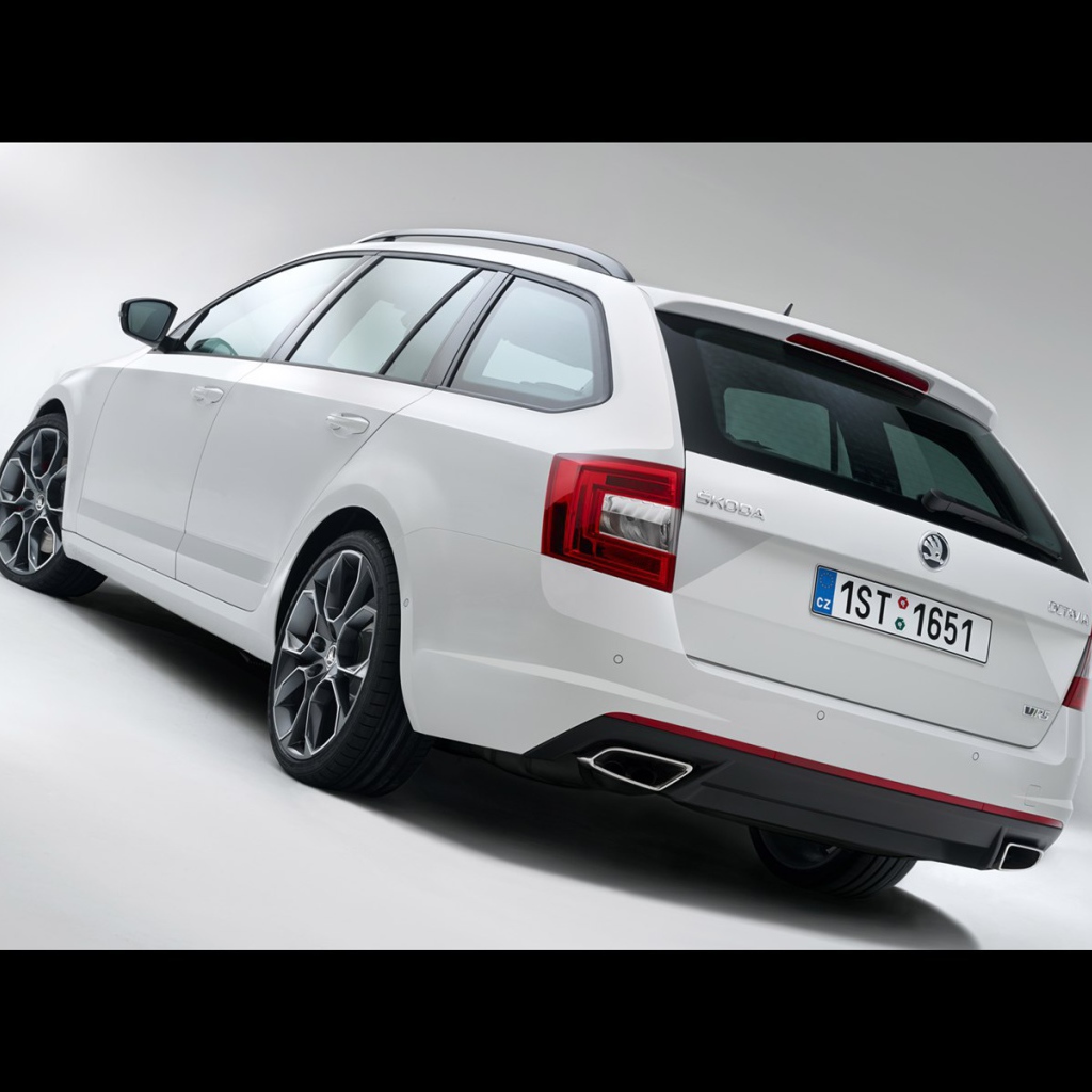 Красивый автомобиль Skoda Octavia 2014 в Москве