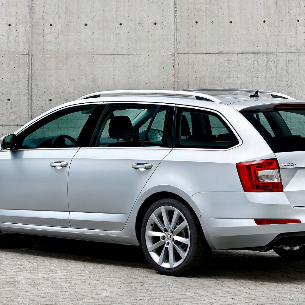 Красивый автомобиль Skoda Octavia Scout 2014 в Москве
