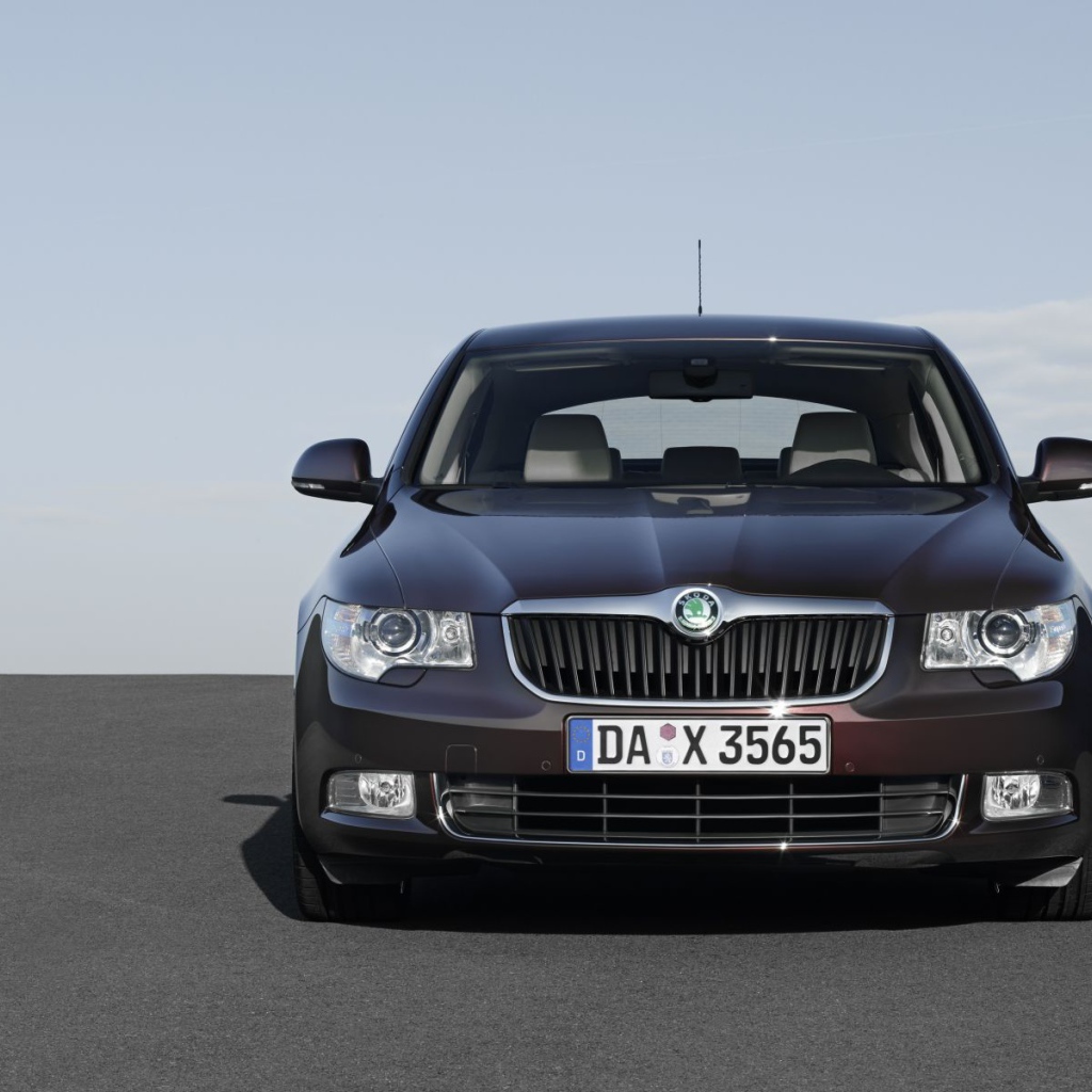 Автомобиль марки Skoda модели SuperB