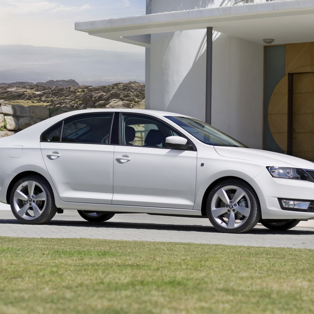 втомобиль Skoda Rapid на дороге