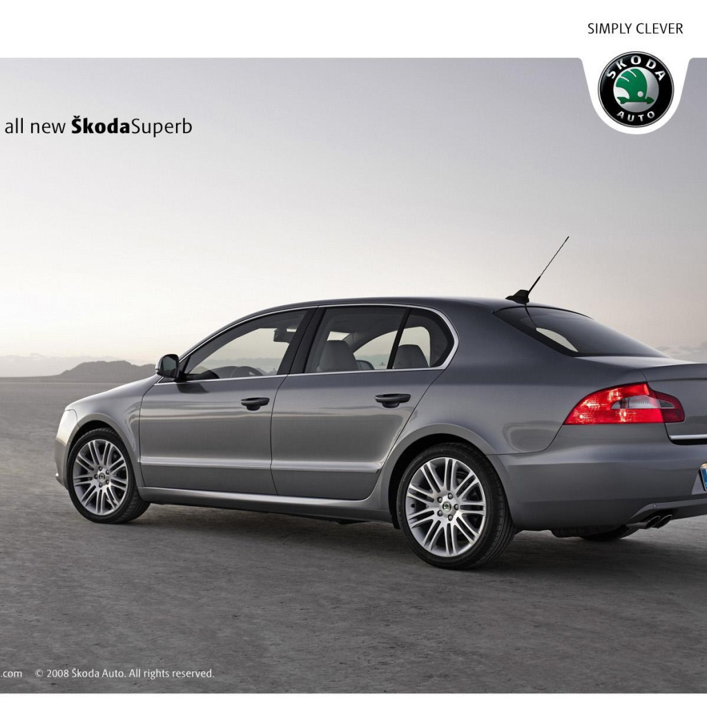 Автомобиль Skoda SuperB на дороге