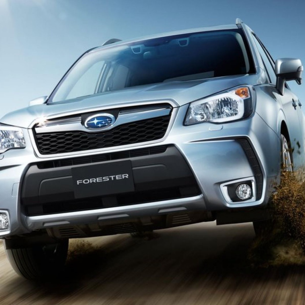 Автомобиль Subaru Forester 2013 на дороге
