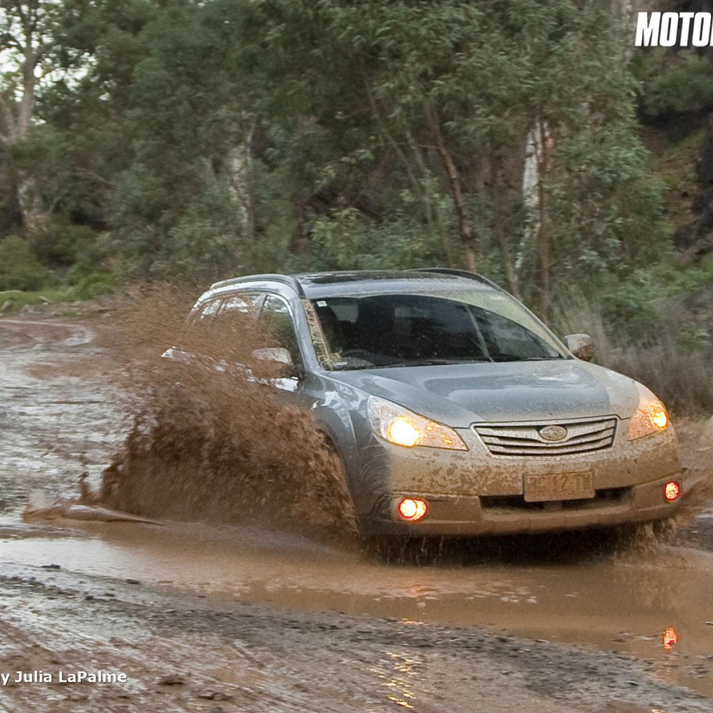 Красивый автомобиль Subaru Outback