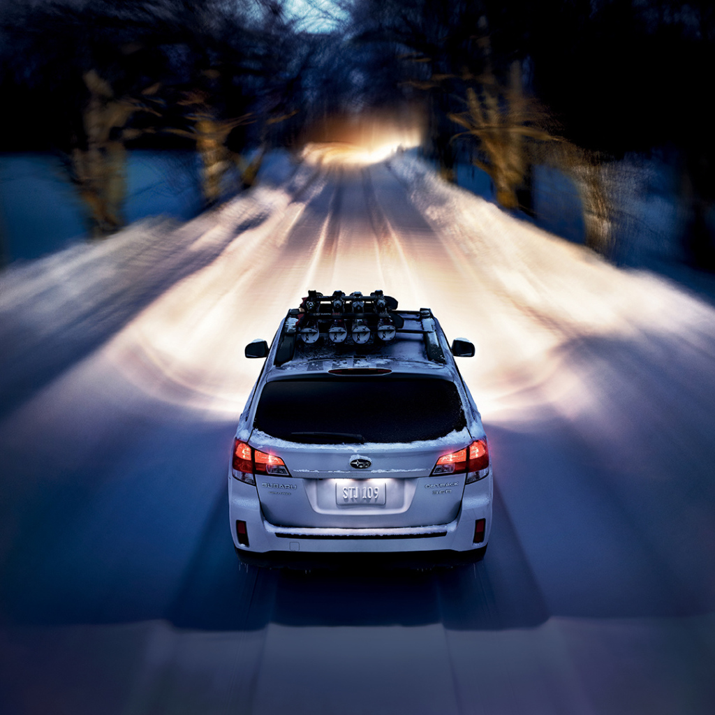 Красивый автомобиль Subaru Outback в Москве