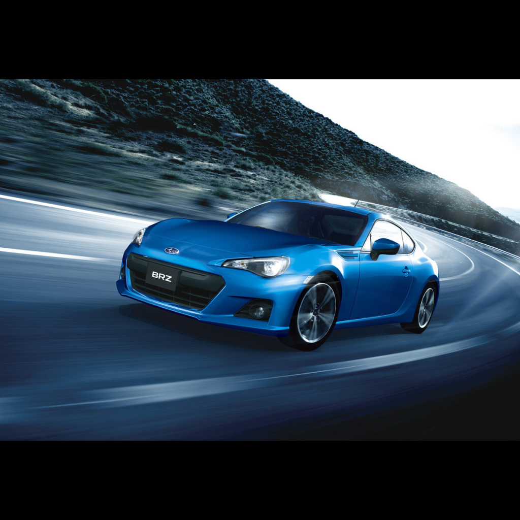 Автомобиль Subaru BRZ на дороге