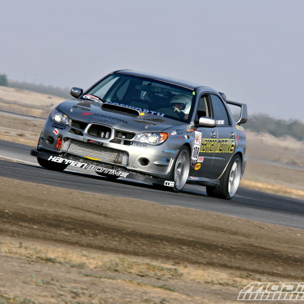 Автомобиль Subaru Boxer на дороге