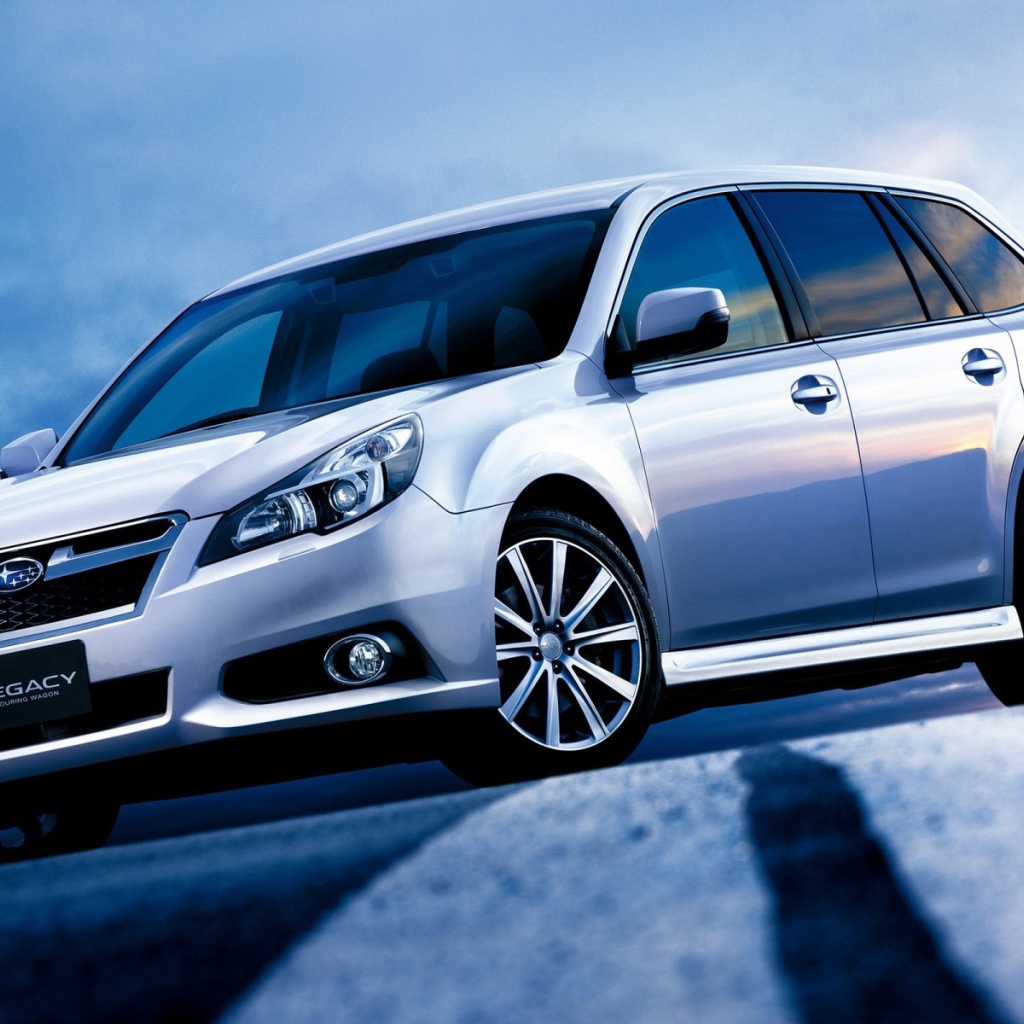Автомобиль Subaru Legacy на дороге