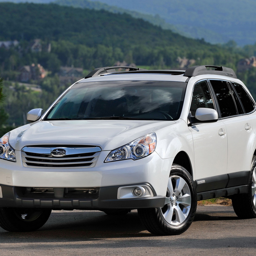 Автомобиль Subaru Outback на дороге