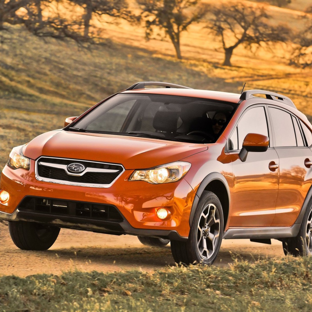 Автомобиль Subaru XV на дороге