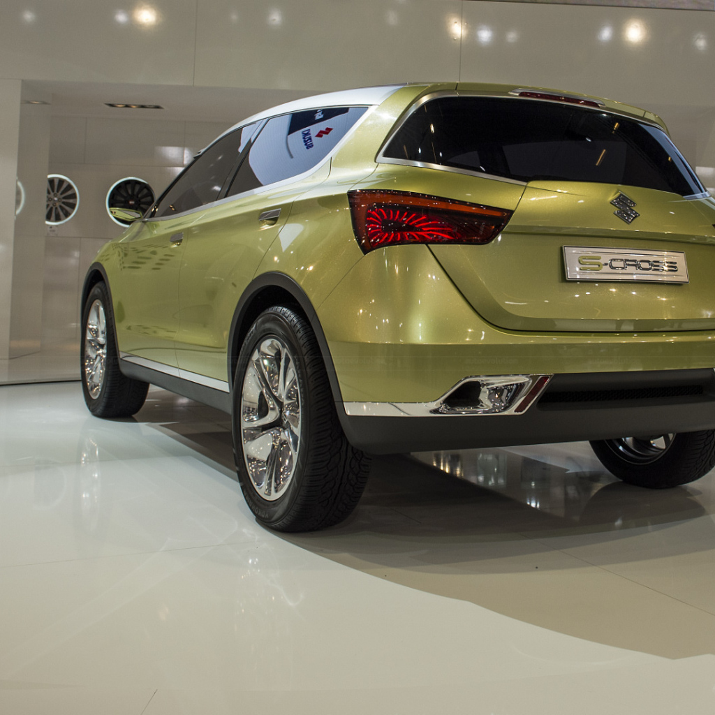 Красивый автомобиль Suzuki S-Cross 2014 в Москве