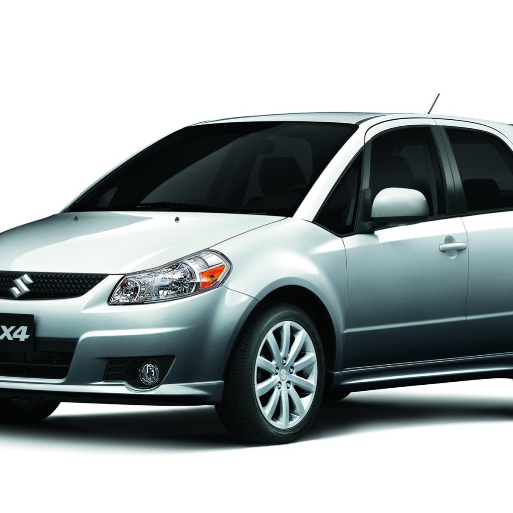 Красивый автомобиль Suzuki SX4 в Москве
