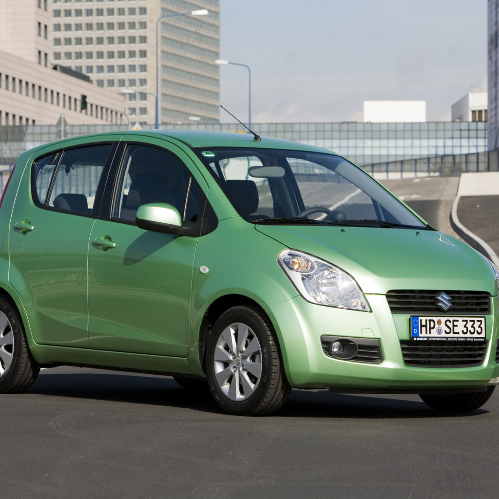  Красивый автомобиль Suzuki Splash